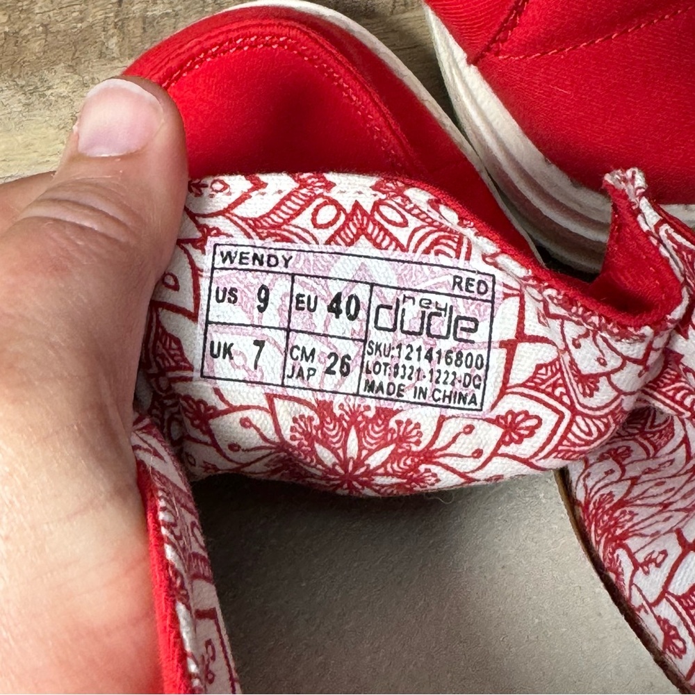 Like New Women’s Red Wendy Hey Dudes Slip On Shoes Size 9 - Picture 6 of 7